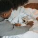 Cane affettuoso accoccolato sulla sua persona preferita