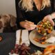 Cane che annusa fette di frutta fresca
